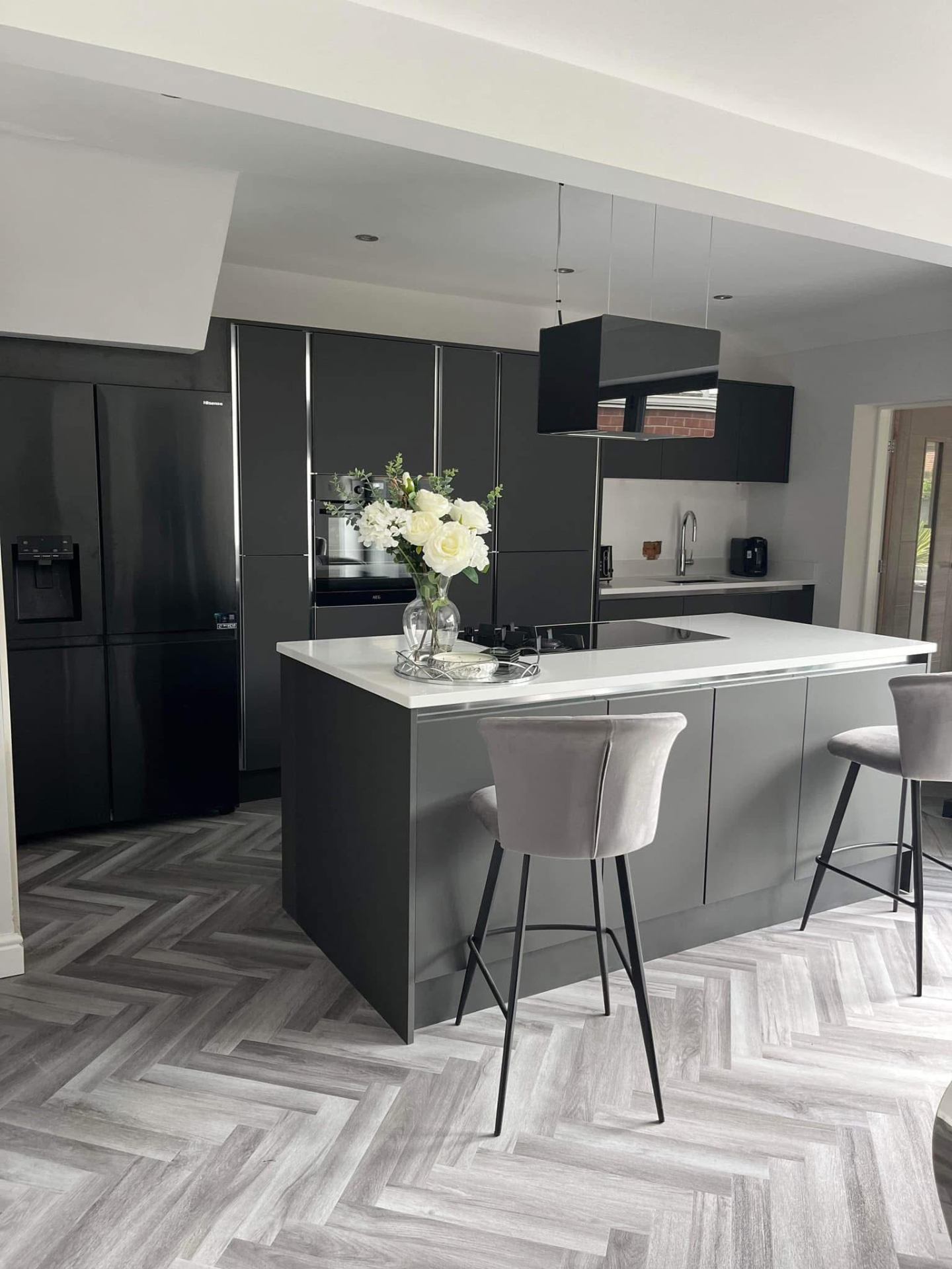 Anthracite handleless kitchen with an island and bar stools